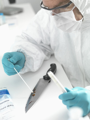 Ślady krwi pozostawione na miejscu mogą doprowadzić do sprawcy