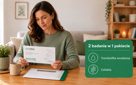 Kobieta w domu trzyma zestaw do badań genetycznych, obok informacja o pakiecie badań na trombofilię wrodzoną i celiakię.