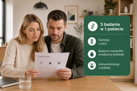 Para siedząca przy stole w domowym wnętrzu przegląda pakiet badań. Obok widoczny zielony znacznik: 3 badania w 1 pakiecie – kariotyp u pary, badanie trombofilii wrodzonej u kobiety, immunofenotyp u kobiety.
