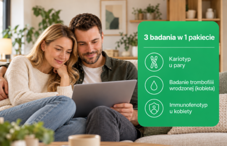 Para siedząca razem na kanapie i przeglądająca informacje o pakiecie badań: kariotypie, trombofilii wrodzonej i immunofenotypie.