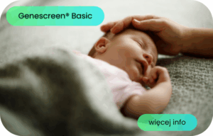 Śpiące niemowlę otulone kocykiem, głaskane po główce.