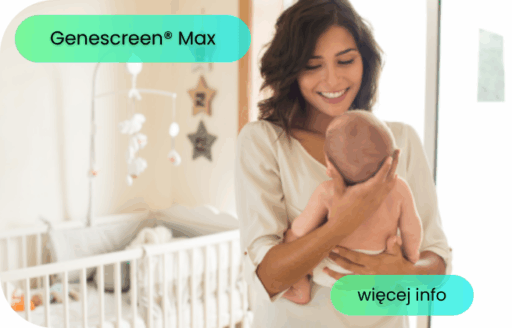 Uśmiechnięta mama trzyma niemowlę na rękach w pokoju dziecięcym.