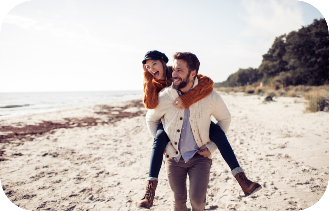 szczęśliwa para spacerująca po plaży – radość, bliskość i wspólne planowanie przyszłości