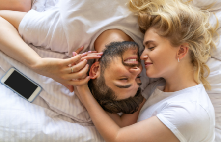 Para analizująca wyniki rozszerzonego badania nosicielstwa genetycznego GeneScreen® Plus przed ciążą.