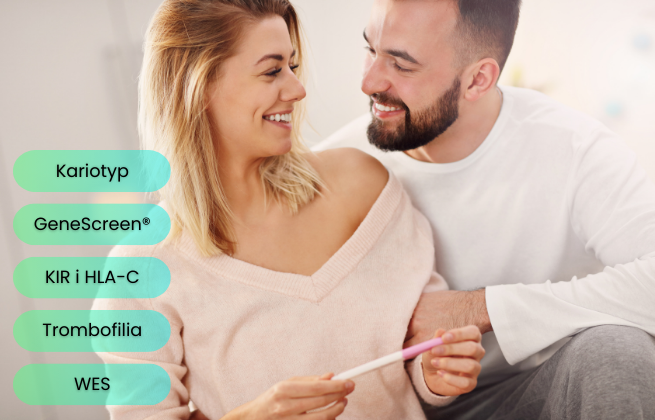 Para trzymająca test ciążowy i lista badań genetycznych przed ciążą
