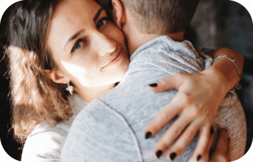 Kobieta przytulająca partnera – poczucie bezpieczeństwa przed ciążą
