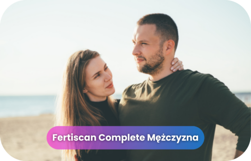 Para stojąca na plaży; kobieta patrzy wspierająco na partnera – grafika do badania FertiScan Complete Mężczyzna