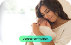 Mama tuląca niemowlę w spokojnej, czułej chwili – Genescreen® Expert