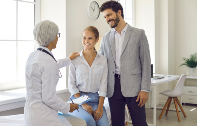 Para podczas konsultacji lekarskiej – badania genetyczne przed ciążą