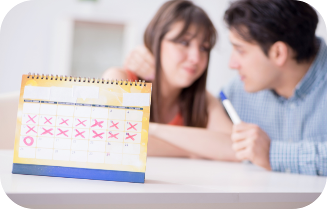 Para planująca ciążę sprawdza kalendarz i przygotowuje się do badań