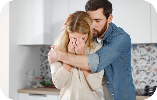 smutna para Para wspierająca się po poronieniu – kobieta płacze, mężczyzna ją obejmuje