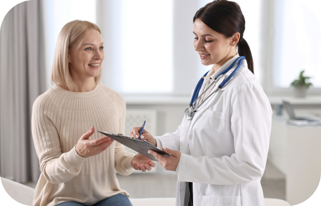 Kobieta po 35. roku życia podczas konsultacji lekarskiej przed planowaną ciążą