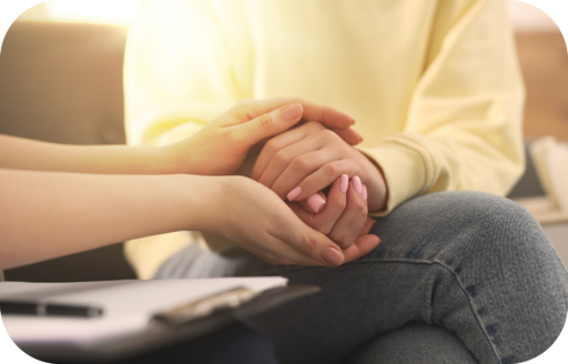 wsparcie Wsparcie emocjonalne po poronieniu – trzymanie dłoni przez specjalistkę