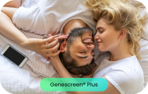 Para analizująca wyniki rozszerzonego badania nosicielstwa genetycznego GeneScreen® Plus przed ciążą.