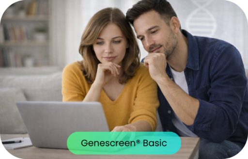 Para analizująca informacje o badaniu genetycznym GeneScreen® Basic Kobieta + Mężczyzna przed planowaną ciążą.