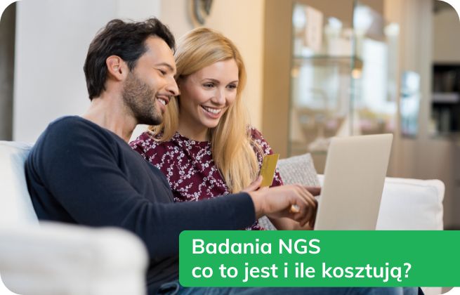 Para na kanapie przegląda laptop; napis „Badania NGS co to jest i ile kosztują?