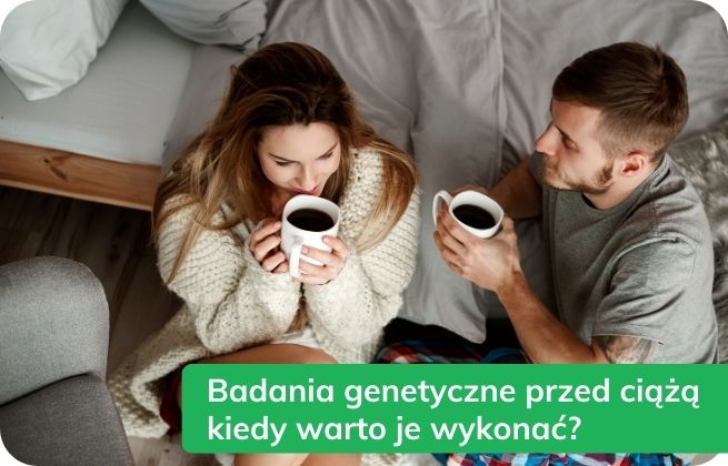 Para siedzi na podłodze przy łóżku i pije kawę; napis „Badania genetyczne przed ciążą – kiedy warto je wykonać?”