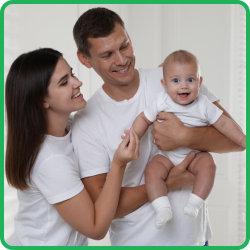 Zdjęcie rodziców trzymających niemowlę – grafika przedstawiająca rodzinę, ilustrująca ofertę badania genetycznego GeneScreen® Expert dla par planujących ciążę.