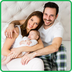 Zdjęcie uśmiechniętej pary z niemowlęciem na łóżku – grafika ilustrująca temat badania genetycznego GeneScreen® Max dla przyszłych rodziców.
