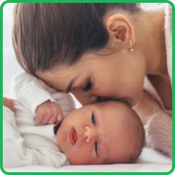 Zdjęcie mamy pochylającej się nad noworodkiem – czuła scena ilustrująca ofertę badania genetycznego GeneScreen® Plus dla par planujących ciążę.