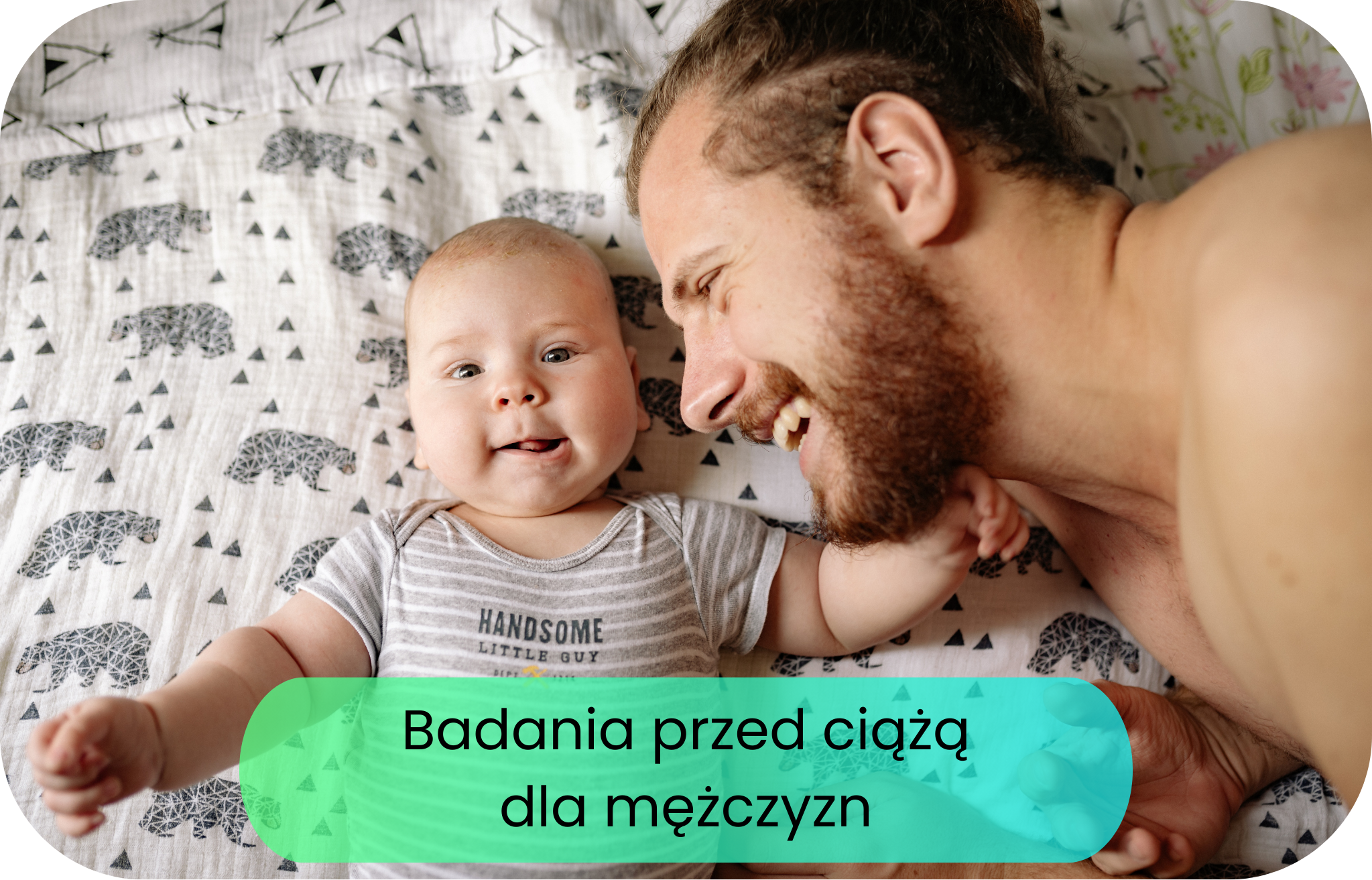 Tata bawi się z niemowlęciem na łóżku – badania przed ciążą dla mężczyzn.