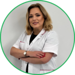 Portret dr Renaty Posmyk w białym fartuchu z założonymi rękami – zdjęcie genetyka klinicznego ilustrujące konsultację po badaniu genetycznym.