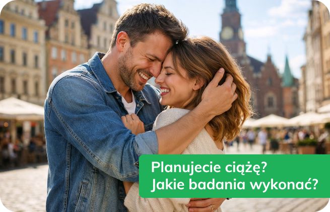 Para przytula się na miejskim rynku; napis „Planujecie ciążę? Jakie badania wykonać?”.
