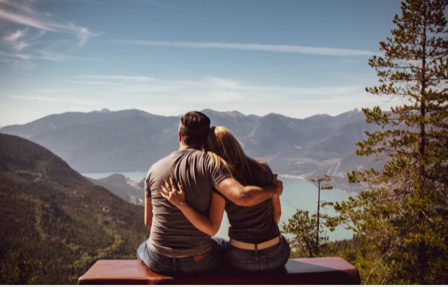para obejmująca się z nadzieją patrząca w dal, badania po poronieniach nawracających